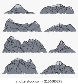 Está rodeado de siluetas de diferentes montañas grises.