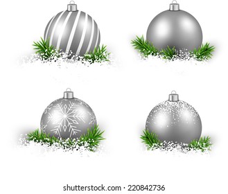 Juego de bolas de Navidad realistas de plata sobre la nieve con ramas de abeto. Ilustración vectorial.