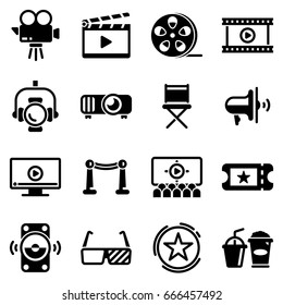 Conjunto de íconos simples en un tema Cine, teatro, entretenimiento, sonido, monitor, callejón de la fama, iluminación, luz, vector, diseño, plano, signo, símbolo, objeto. Iconos negros aislados contra fondo blanco