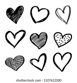 Conjunto de seis corazones dibujados a mano. Corazones de marcador áspero dibujados a mano aislados en fondo blanco. Ilustración vectorial para el diseño gráfico.
