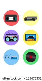 Un conjunto de seis iconos redondos para la antigua grabadora de vídeo de la tecnología de la electrónica retro y el reproductor de audio del centro de música casete y grabación de vinilo en fondo blanco. Ilustración vectorial.