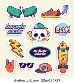 Juego de tarjetas de Skateboarding. Pegatinas con cráneo, patineta, rayo, inscripciones, zapatos y sombrero. Elementos para medios impresos y sociales. Colección vectorial plana de dibujos animados aislada en fondo beige