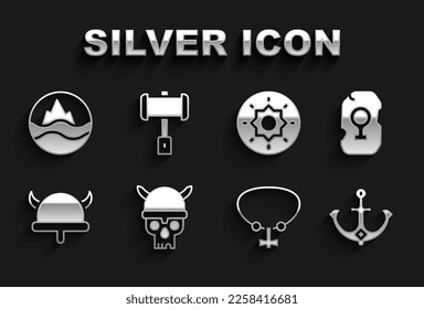 Calavera con casco de vigilia, pista mágica, ancla, peto de collar, cuerno de vikingos, escudo, mar y olas e icono de martillo de batalla. Vector
