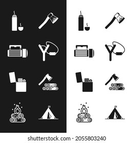Coloca Slingshot, Flashlight, Thermos container, cera de madera, encendedor y madera, carpa turística con bandera e icono de Fogata. Vector