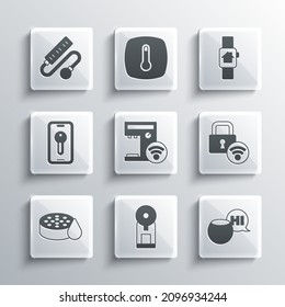 Ajuste máquina de café inteligente, asistente de voz, cerradura de puerta digital, sensor de agua, llave, cable de extensión eléctrico y hogar con icono de reloj inteligente. Vector