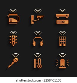 Establezca auriculares inteligentes, termómetro, sirena de lavaparabrisas, hogar con conexión inalámbrica, micrófono inalámbrico, semáforo, receptor de caja de TV e icono de hervidor eléctrico. Vector