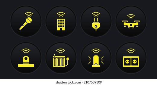 Ajuste cámara de seguridad inteligente, dron, radiador de calefacción, sirena de lavaparabrisas, enchufe eléctrico, hogar con conexión inalámbrica, toma eléctrica e icono de micrófono inalámbrico. Vector