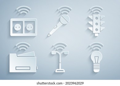 Ajuste la luz de calle inteligente, el tráfico, la impresora, la lámpara, el micrófono inalámbrico y el icono de salida eléctrica. Vector