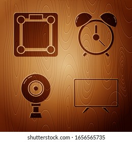 Ajuste Smart Tv , báscula de baño , cámara web y reloj Alarm sobre fondo de madera. Vector