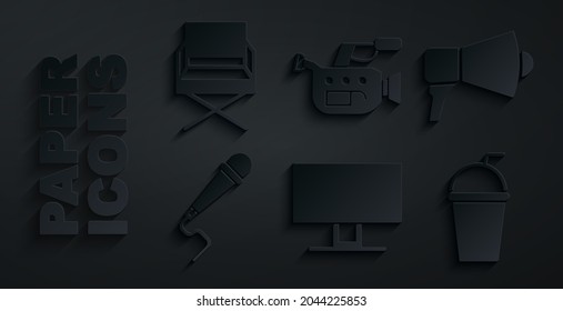 Set Smart Tv, Megaphone, Micrófono, Vidrio de papel con paja, Cámara de cine y icono de la silla de cine Director. Vector