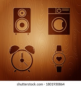 Establece Smart watch mostrando la frecuencia del latido del corazón, altavoz estéreo, reloj de alarma y Washer sobre fondo de madera. Vector