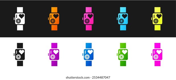 Conjunto de reloj inteligente que muestra el icono de ritmo cardíaco aislado en fondo blanco y negro. Concepto de App de la aptitud.  Ilustración vectorial