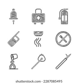 Ajuste el sistema de alarma de humo, Competición de quemado con fuego, Poste de lucio metálico, No, extinción de cubos, Walkie talkie, Extintor de incendios e icono de timbre sonora. Vector