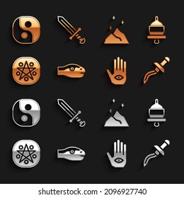 Ponga la serpiente, la campana de alarma, la daga, la mano Hamsa, el círculo Pentagram, el polvo mágico, el Yin Yang y el icono de la espada medieval. Vector