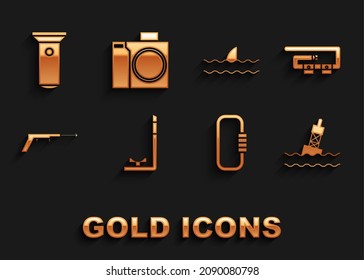 Set Schnorchel, Tauchgürtel, schwimmende Bojen auf dem Meer, Carabiner, Angelharpoon, Haifischflossen-Welle, Flashlight und Fotokamera für Taucher Icon. Vektorgrafik