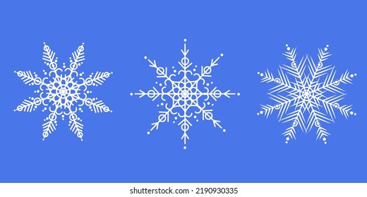 Juego de copos de nieve sobre un fondo azul para la decoración navideña.