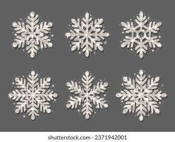 Satz Schneeflocken. Silber glänzt Textur. Weihnachtsdekoration. Schneeflocken auf grauem Hintergrund.