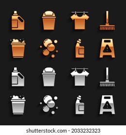 Ponga burbujas de agua de jabón, maneje escoba, piso húmedo, botella para agente de limpieza, cubo con espuma, ropa de secado y icono de la basura. Vector