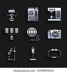 Set Rede social, Seringa, Smartwatch, Câmera Mirrorless, Frasco de tubo de ensaio em fogo, Servidor, Dados, Hospedagem Web, Máquina de café e ícone do robô. Vetor