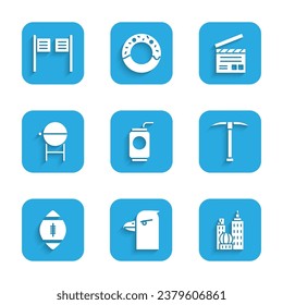 Set Soda lata con paja, Cabeza de águila, paisaje de la ciudad, Pickaxe, Fútbol americano, parrilla barbacoa, Cinta de la película e icono de la puerta de Saloon. Vector