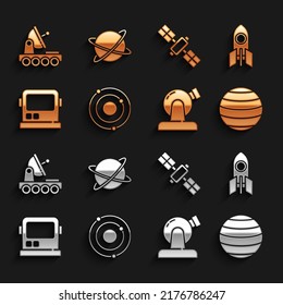 Sistema solar, buque de cohetes, Planeta Venus, observatorio astronómico, casco astronauta, satélite, transbordador de Marte y satélites orbitando el icono del planeta. Vector