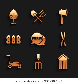 Colocar burbuja de voz con granja, rastrillo de jardín, retrete exterior de madera, tijeras artesanales de jardinería, cortadora de césped, madera de valla, icono de hacha y árbol. Vector