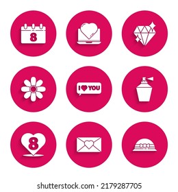 Coloca la burbuja del discurso con el que te amo, sobre 8 de marzo, sombrero femenino elegante, perfume, corazón, flor, diamante y icono del calendario. Vector