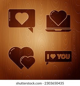 Coloca la burbuja de la voz con que te amo, como y corazón, corazón y portátil con corazón sobre fondo de madera. Vector
