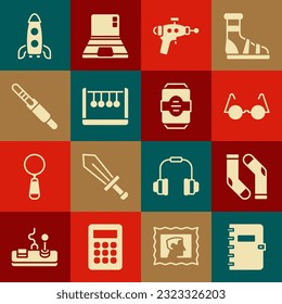 Set Spiral Notizbuch, Socken, Eyeglasses, Ray gun, Pendulum, Audio-Jack, Rocket Schiff und Energy Drink Symbol. Vektorgrafik