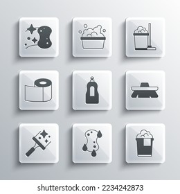 Schaum setzen, Schaum mit Schaum, Bürste zum Reinigen, Geschirrspülflasche, Gummireiniger-Fenster, Toilettenpapier-Rolle und Mop-und Eimer-Symbol. Vektorgrafik