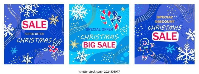 Juego de afiches cuadrados con descuentos navideños en color azul cielo. Tapas con copos de nieve, manchas, bayas huecas, hombre de pan de jengibre, caña de caramelo. Plantilla festiva para medios sociales, banner, tarjeta. Vector.