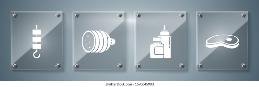 Steakfleisch, Sauce-Flasche, Salami-Wurst und gegrillter Shish-Kebab auf Skewer-Stock. Viereckige Glasplatten. Vektorillustration