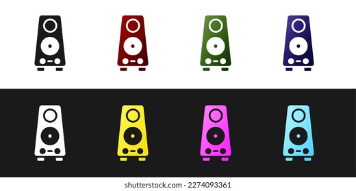 Ajuste el icono del altavoz estéreo aislado en fondo blanco y negro. Altavoces del sistema de sonido. Icono de música. Equipo de bajos de altavoces de columna musical.  Vector