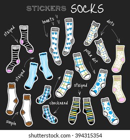 Aufkleber-Set doodle farbige Socken einzeln auf schwarzem Hintergrund, Vektorgrafik