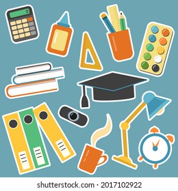 Juego de stickers sobre el tema escolar. Calculadora, pegamento, libros, carpetas, webcam, regla, lámpara, planta, pinturas, despertador, una taza de café.