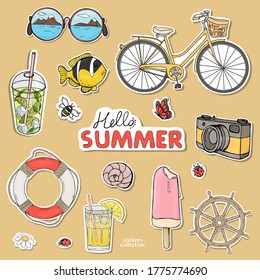 Conjunto de stickers sobre un tema de verano. Hola verano. Ilustración vectorial colorida en estilo de esbozo. Obtenido a mano.