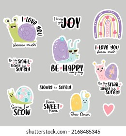 Conjunto de stickers con caracteres caracoles, arcoíris y frases divertidas sobre el amor y la lentitud y los moluscos de insectos. Ilustración vectorial. Elementos aislados para el diseño, la decoración, la impresión y la decoración