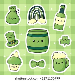 Set Aufkleber für den St. Patrick's Day. Sammlung von verzierbaren Elementen. Kawaii Stilkunst. Verschiedene festliche Symbole. Reine Bierflasche, Schlamm, Koboldhüte, Schamfelsen, Bierfass, Kuchen. 