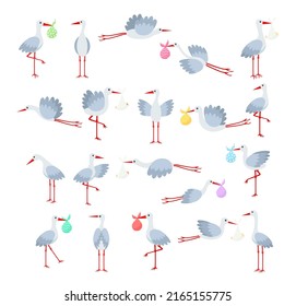 Aves cigüeñas cargando a recién nacidos. Un pájaro caricaturista sostiene a un niño pequeño envuelto en una servilleta de pañal. Símbolo del hospital de maternidad. Dibujo vectorial plano de dibujos animados