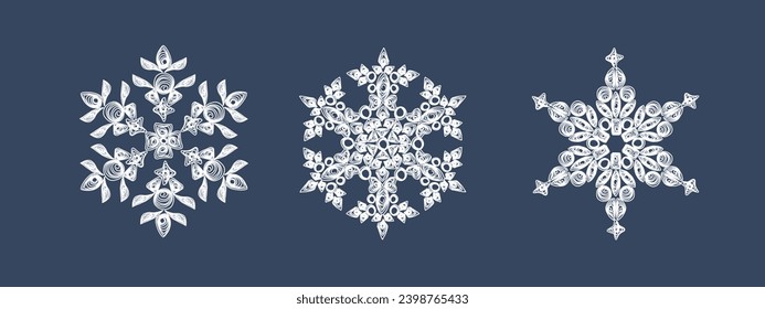 Un conjunto de elegantes copos de nieve con edredones blancos sobre un fondo azul oscuro. Técnica de tejido de apertura de papel. Elementos de tejido. Símbolos de Año Nuevo en el patrón.