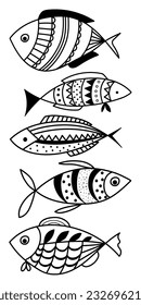 Ein Set von stylisierten, gemalten Fischen im Doodle-Stil. Geeignet für Postkarte, Poster, Deckel, Verpackung, Textilien, Kleidung, Tee-Druck, Verpackung. Abstrakte lineare Abbildung auf weißem Hintergrund.