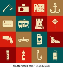 Set Koffer, Wanderstiefel, Parkplatz, geklappte Karte mit Lage, Rv Camping Trailer, Kreditkarte, Holzaxt und Rucksack Symbol. Vektorgrafik