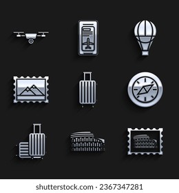 Set Suitcase para viajes, Coliseo en Roma, Italia, sello postal y, brújula, montañas, globo aerostático y vuelo de drones con icono de cámara de video de acción. Vector