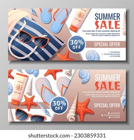 Set von Sommerbannern mit Strandzubehör. Ermäßigter Gutschein, spezielles Sommerangebot. Hintergrund, Flyer mit Muscheln, Tasche, Sonnenschutz.