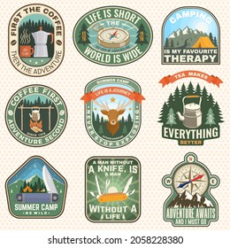 Juego de insignias de campamento de verano, parches. Ilustración vectorial. Concepto de camisa o logotipo, impresión, sello, parche o tee. Diseño con fogata, cuchillo, brújula, té, hervidor, taza de café y silueta forestal.