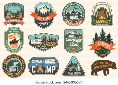 Conjunto de insignias de campamento de verano. Vector. Concepto para camiseta o logotipo, impresión, sello, parche o camiseta. Antiguas diseño de tipografía con remolque de rv, tienda de campaña, fogata, niña, hombre con guitarra y silueta del bosque