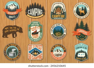 Conjunto de patches de acampamento de verão. Vetor. Projeto com reboque rv, barraca de acampamento, floresta, montanhas, machado e fogueira.