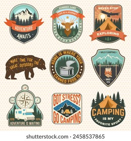 Conjunto de parches de campamento de verano. Vector. Concepto para camiseta o logotipo, impresión, sello, parche o camiseta. Pegatinas con remolque camper, puede pescar, oso, tienda de campaña, bosque, montaña.