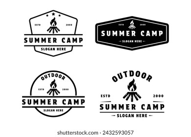 Set von Sommer-Camping mit Lagerfeuer-Logo-Design Vintage Retro-Label und Abzeichen