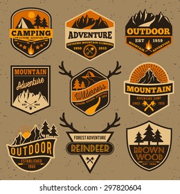 Conjunto de verão acampamento aventura ao ar livre e logotipo emblema da montanha, emblema, design da etiqueta